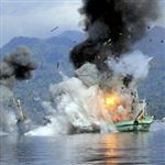 دولت اندونزي 70 قايق ماهيگيري غيرقانوني را با بمب منهدم مي کند 